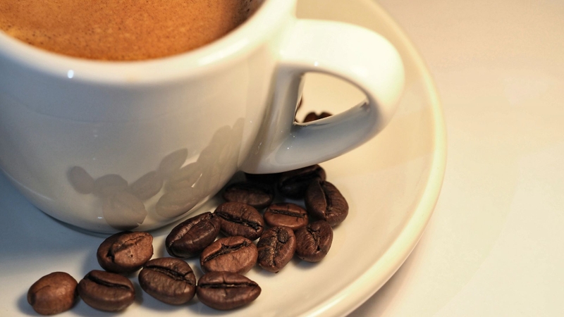 Ăn tối hợp lý và hạn chế caffeine vào cuối ngày có thể hỗ trợ giấc ngủ