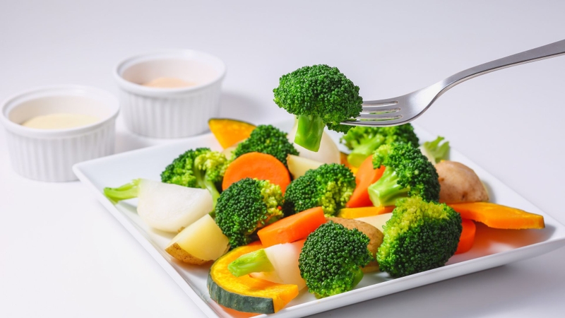 Cần thay đổi đa dạng rau củ để trẻ nhận đủ nhiều loại dưỡng chất và không bị chán ăn