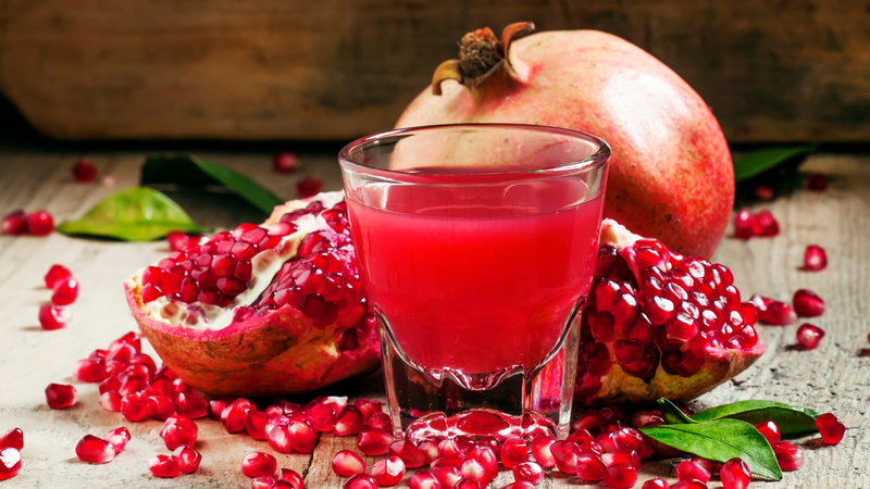 Nước ép lựu là loại đồ uống giàu những hợp chất có hoạt tính chống oxy hóa mạnh giúp giảm viêm và hỗ trợ hạ huyết áp