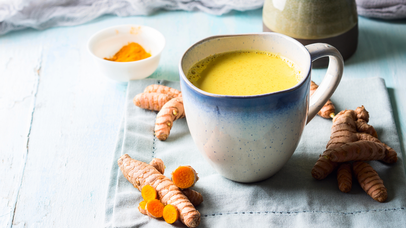 Curcumin có trong sữa nghệ là một hợp chất nổi bật với đặc tính chống oxy hóa và kháng viêm rất mạnh