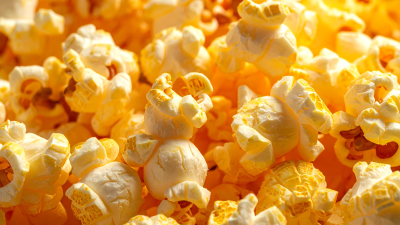 Bỏng ngô không chỉ ảnh hưởng thiết bị mà còn làm tăng nguy cơ khói và mùi khét trong không gian bếp