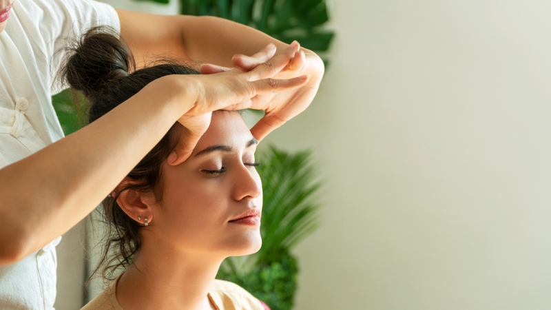 8 lợi ích không ngờ từ liệu pháp massage đầu đối với sức khỏe 4