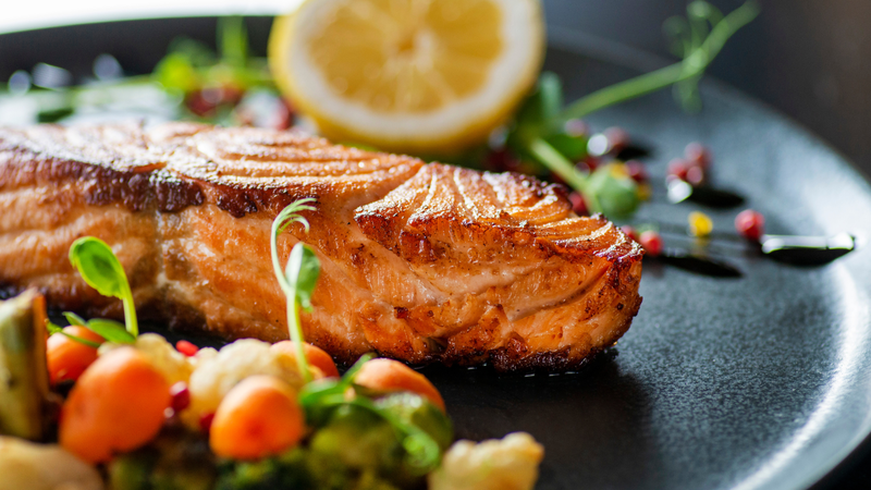 Cá hồi là nguồn cung cấp omega-3 dồi dào