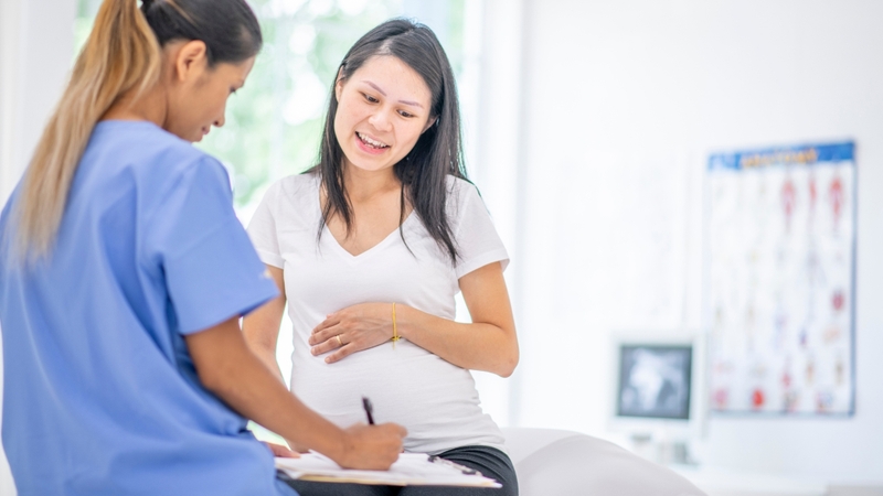 Trước khi đi khám, mẹ nên kiểm tra lại lịch hẹn để đảm bảo không bỏ lỡ các mốc quan trọng trong thai kỳ