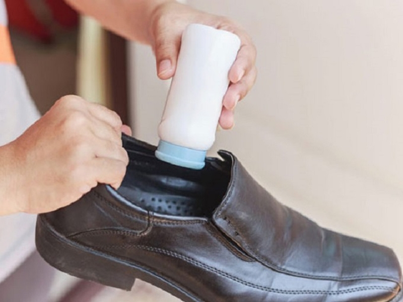 Phấn rôm em bé có chứa bột talc, đây&nbsp;là thành phần có khả năng hút ẩm và giữ cho da không bị khô