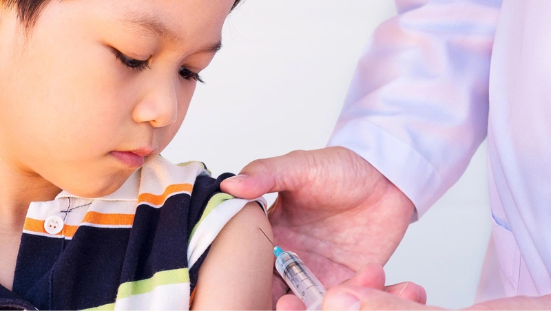 Tiêm vắc xin phòng thủy đậu đầy đủ để giúp cơ thể hình thành miễn dịch chủ động