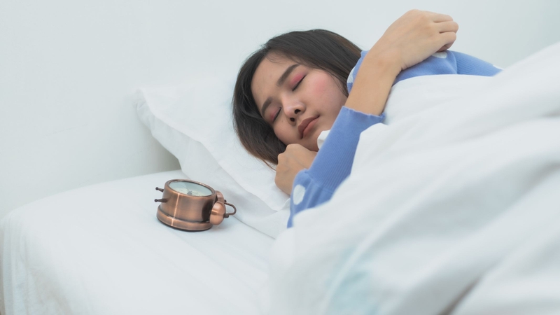 Nằm nghỉ hoặc ngủ ngay sau bữa ăn khiến dạ dày phải tiêu hóa trong tư thế ngang, dễ gây trào ngược axit, ợ nóng và khó tiêu