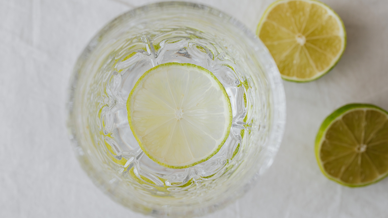 Nước chanh ấm cung cấp vitamin C cải thiện hệ miễn dịch