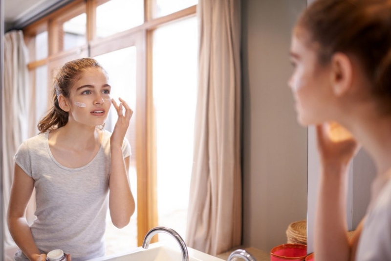 Bỏ túi ngay cách bôi kem chống nắng La Roche Posay không bị vón này nhé các nàng ơi! 3