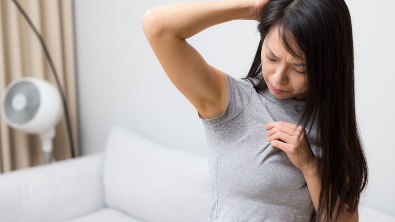 Khi được thoa lên da, Aluminum chlorohydrate thấm hút mồ hôi để hạn chế dòng mồ hôi thoát ra bề mặt da