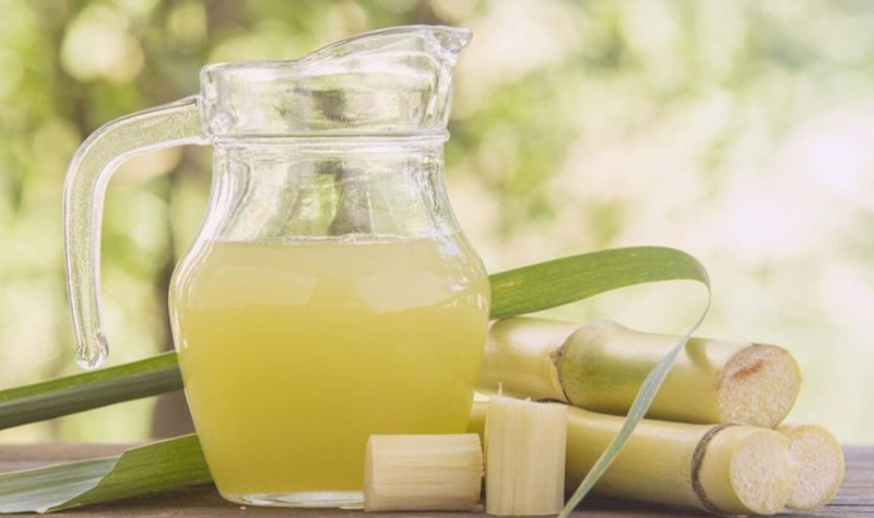 Bác sĩ giải đáp xăm môi có được uống nước mía hay không 1