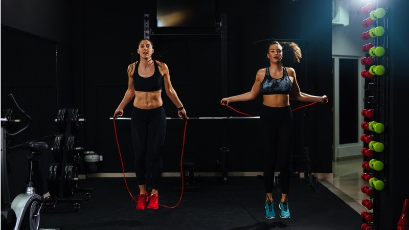 Nhảy dây là bài tập aerobic giảm mỡ bụng cho người mới tập đơn giản và hiệu quả