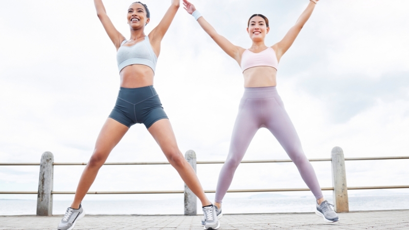 Bài tập jumping jack giúp vận động toàn thân, hỗ trợ đốt năng lượng hiệu quả