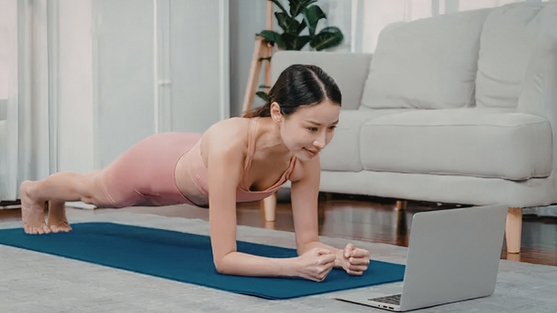 Plank giúp tăng sức mạnh cơ trung tâm, hỗ trợ ổn định cột sống