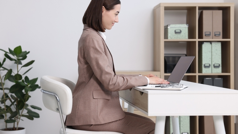 Duy trì tư thế đúng và vận động hợp lý giúp hỗ trợ phòng ngừa gù lưng