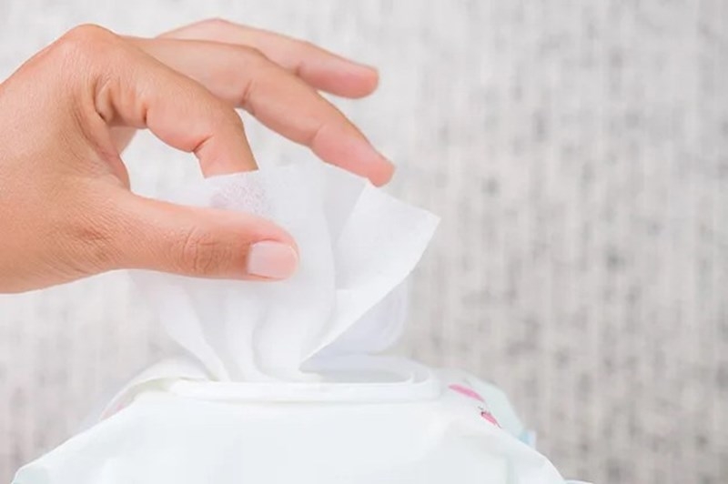 Nên chọn mua khăn ướt có bề mặt mịn