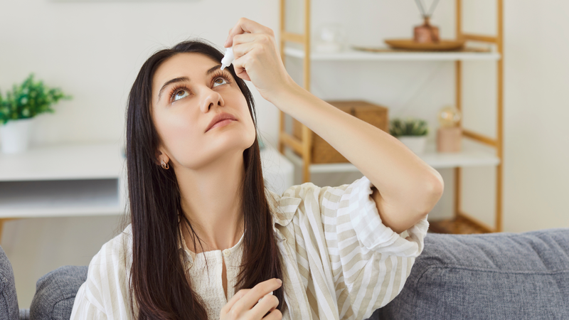 Bạn nên chớp mắt thường xuyên và sử dụng nước mắt nhân tạo để giữ cho mắt luôn được ẩm