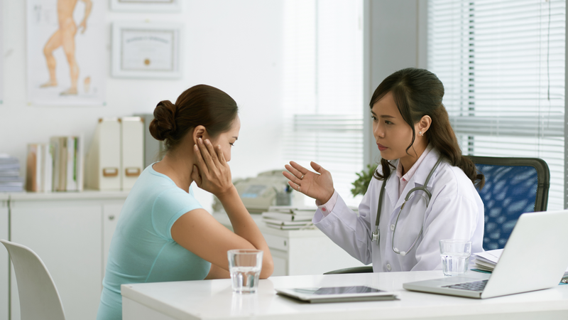 Bạn nên tham khảo ý kiến bác sĩ Đông y hoặc chuyên gia dinh dưỡng trước khi sử dụng nước lá khổ qua rừng