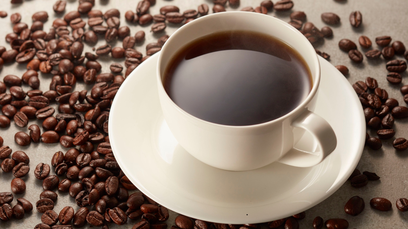 Bạn nên tránh sử dụng các loại thực phẩm chứa caffeine như cà phê để dễ ngủ hơn