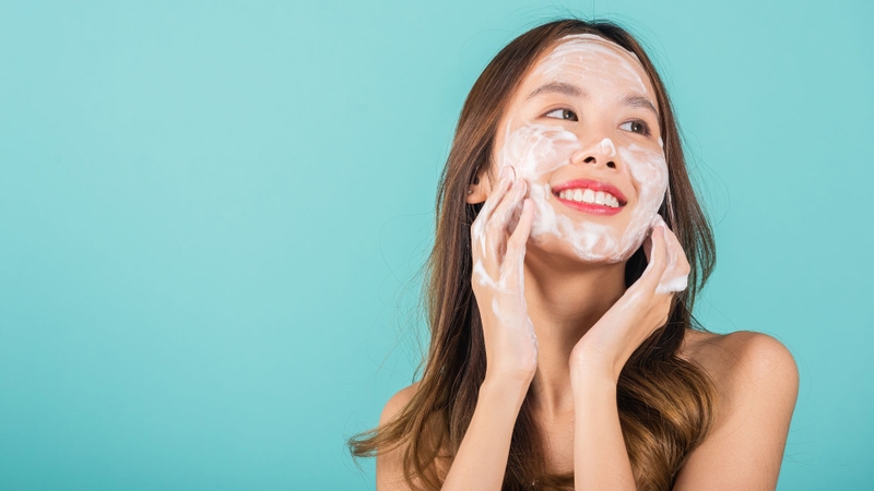 Sữa rửa mặt chỉ nên lưu lại trên da khoảng 30-60 giây để làm sạch