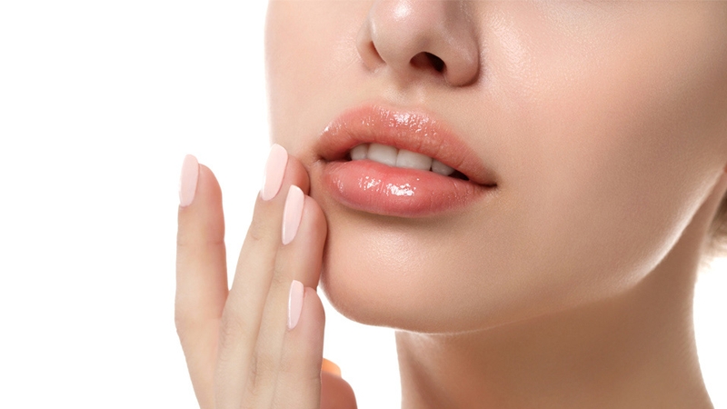 Bật mí cách vệ sinh môi sau phun bằng nước muối đúng chuẩn 1