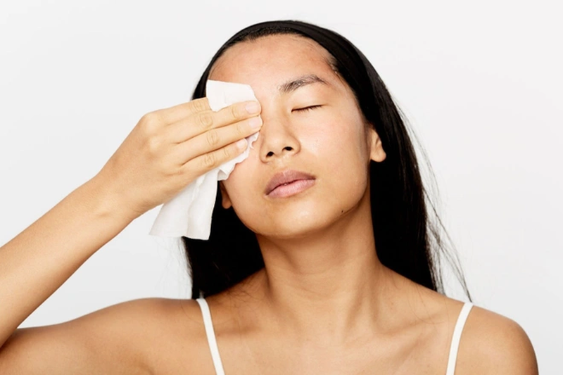 Cách sử dụng khăn ướt đúng: không dùng để lau mắt