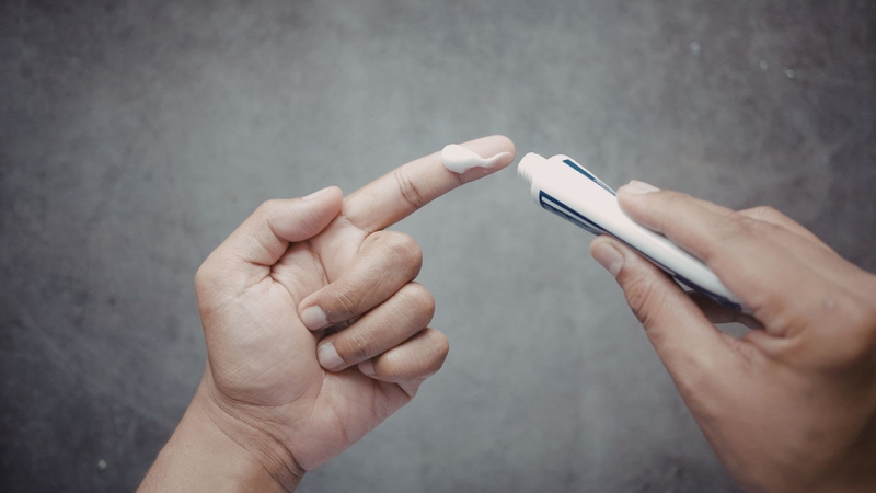 Benzoic Acid có thể được dùng trong một số chế phẩm bôi ngoài da để hỗ trợ kiểm soát vi sinh vật trên bề mặt da