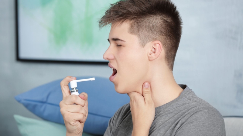 Đối với dạng xịt họng, phun trực tiếp vào vùng tổn thương trong miệng hoặc họng
