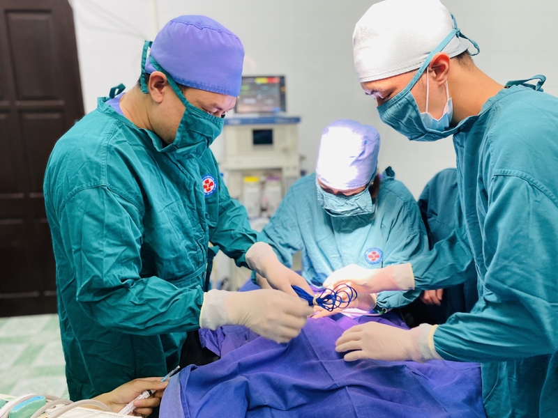 Các-bác-sĩ-phẫu-thuật-cắt-dính-thắng-lưỡi-cho-bệnh-nhi.jpg