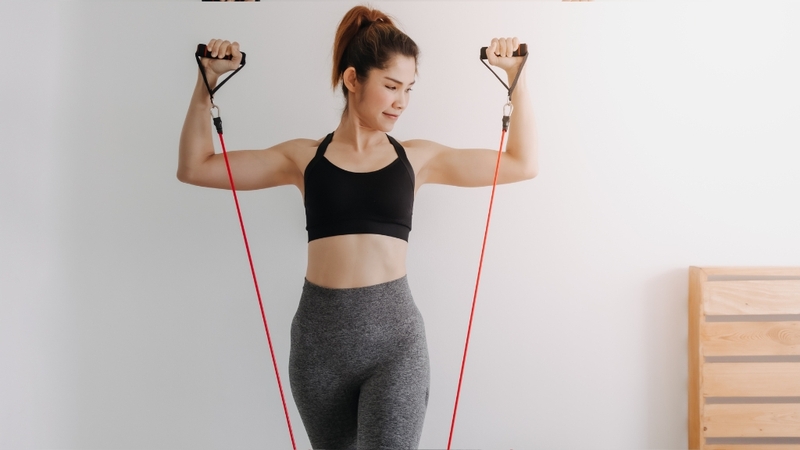 Standing Chest Press giúp tăng sức mạnh cơ ngực, vai trước và tay sau