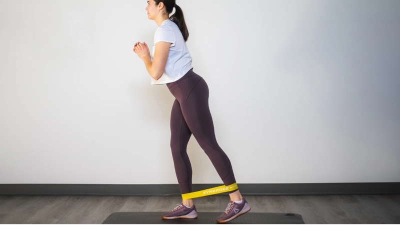 Standing Glute Kicks giúp kích hoạt cơ mông, đùi sau và cải thiện thăng bằng