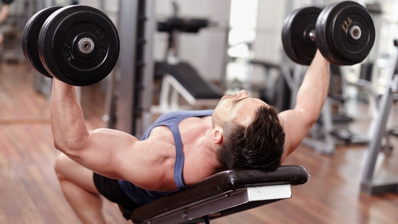Bài tập Incline Dumbbell Bench Press giúp phát triển ngực trên và tăng sức mạnh thân trên