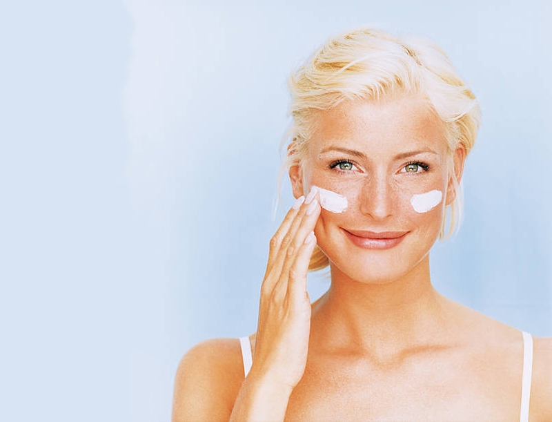 Các chị em phụ nữ có nên bôi kem chống nắng vào ban đêm không 2