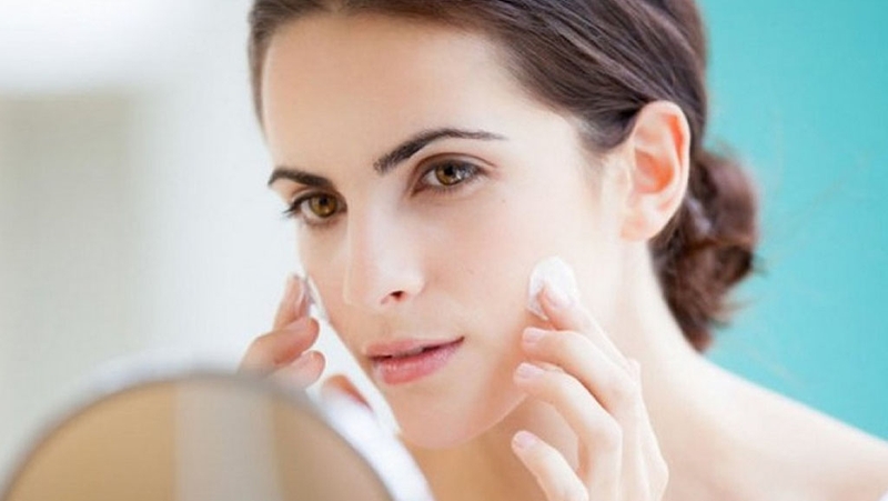 Các chị em phụ nữ có nên bôi kem chống nắng vào ban đêm không 3