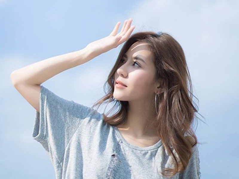 Tiếp xúc nhiều với tia cực tím là một trong các yếu tố nguy cơ của ung thư da