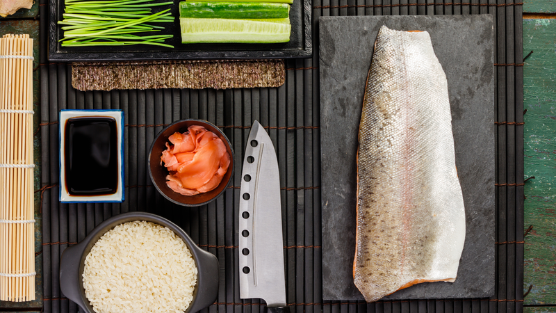 Cách bảo quản sushi qua đêm là tách riêng các thành phần để bảo quản riêng biệt trong tủ lạnh