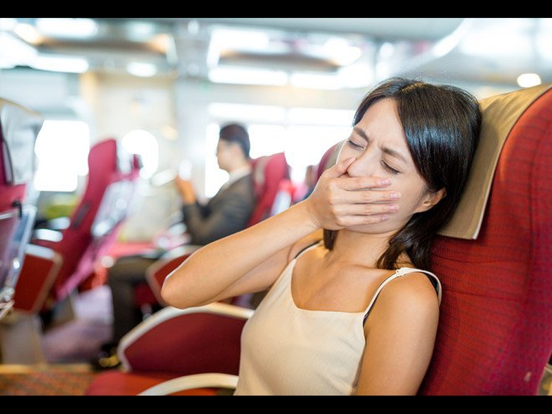 Cách chống say xe bằng dầu gió