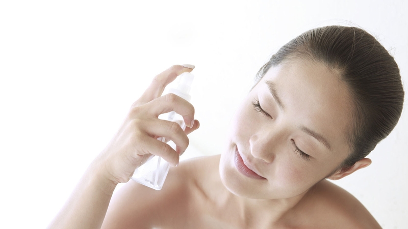 Cách hạn chế da bị lão hóa sớm khi phải trang điểm thường xuyên 2