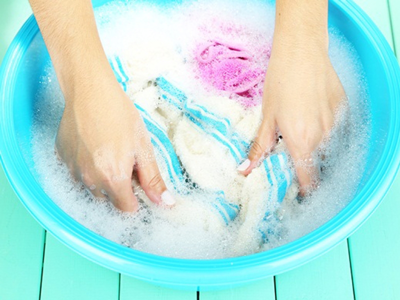 Cách khử mùi hôi quần áo ngày mưa hiệu quả, đơn giản bằng các nguyên liệu có sẵn tại nhà 3