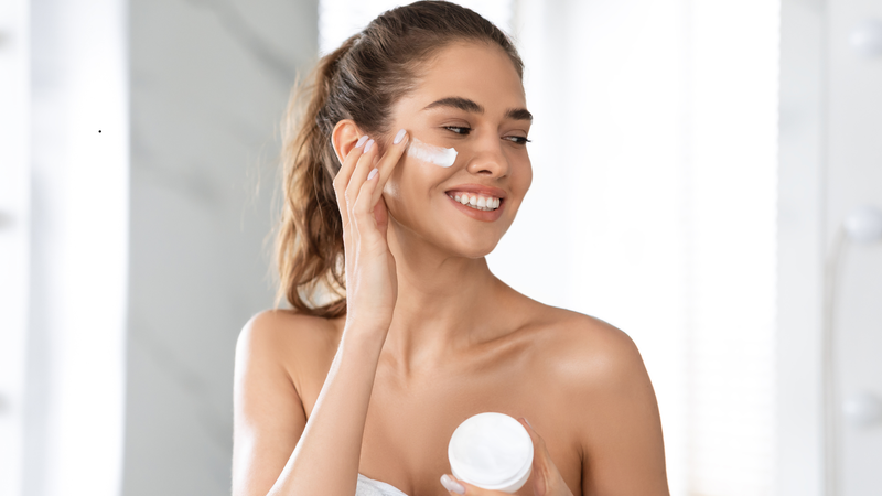 Câu trả lời cho câu hỏi nên bôi dưỡng ẩm trước hay kem chống nắng trước là tùy thuộc vào loại kem chống nắng bạn sử dụng