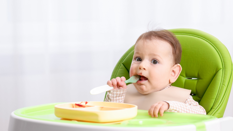 Câu trả lời cho câu hỏi trẻ ăn dặm có nên dùng gia vị hay không là tùy thuộc vào độ tuổi và sự phát triển của trẻ