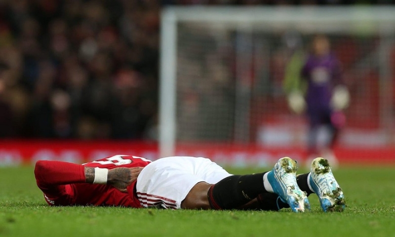 Tìm hiểu về tình trạng đá bóng bị đau lưng và những biện pháp phục hồi 1