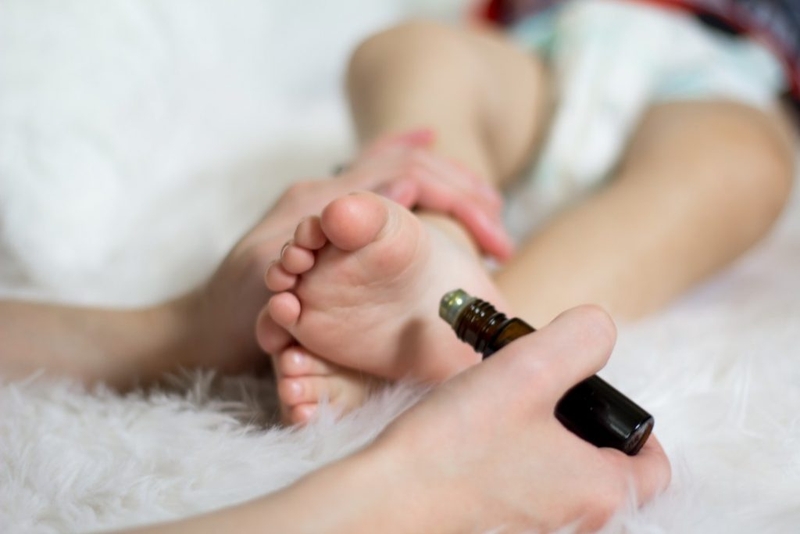 Chia sẻ kinh nghiệm chọn mua tinh dầu tràm phù hợp với trẻ nhỏ 2