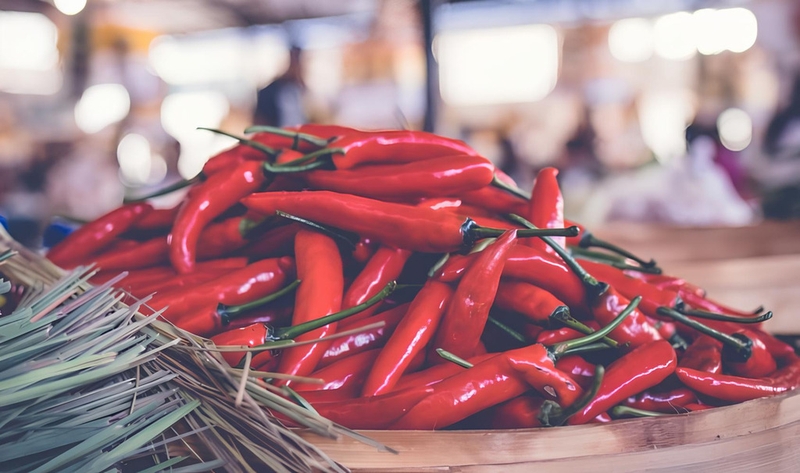 Phụ nữ cho con bú ăn cay được không? Ảnh hưởng của việc cho con bú khi ăn 2