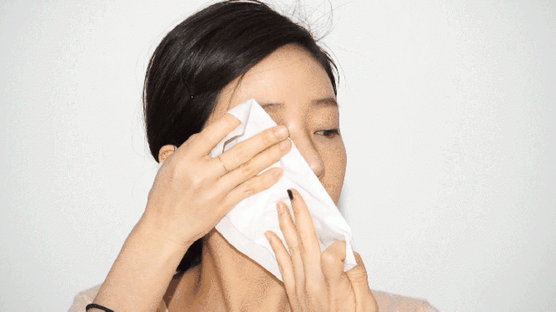 Dùng khăn ướt để tẩy trang có thể gây khô da