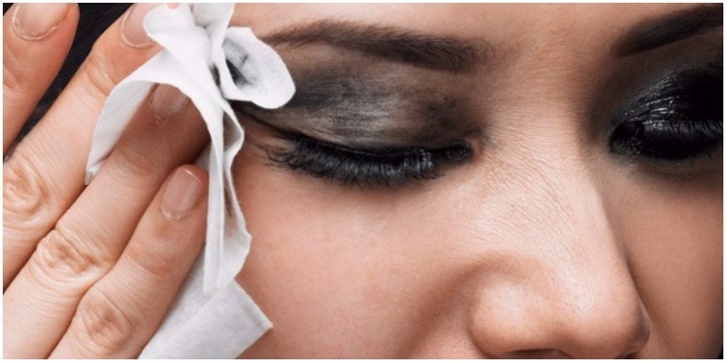 Dùng khăn ướt để tẩy trang vùng mắt khiến lớp da này dễ nhăn