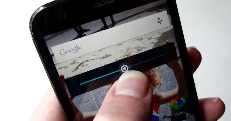 chỉnh ánh sáng điện thoại phù hợp ánh sáng phòng