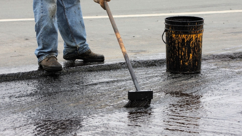 Coal tar (nhựa than đá) là chất lỏng rất nhớt, màu nâu sẫm đến đen, có mùi hắc đặc trưng