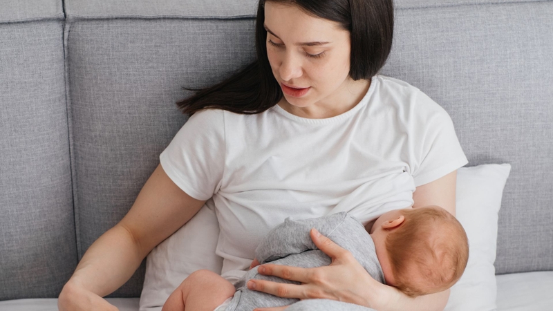 Không nên cho con bú trong thời gian điều trị với Crizotinib