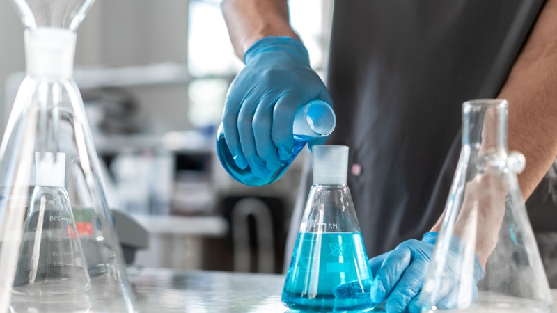 Cyclohexanol được sử dụng như một hóa chất kỹ thuật trong môi trường kiểm soát